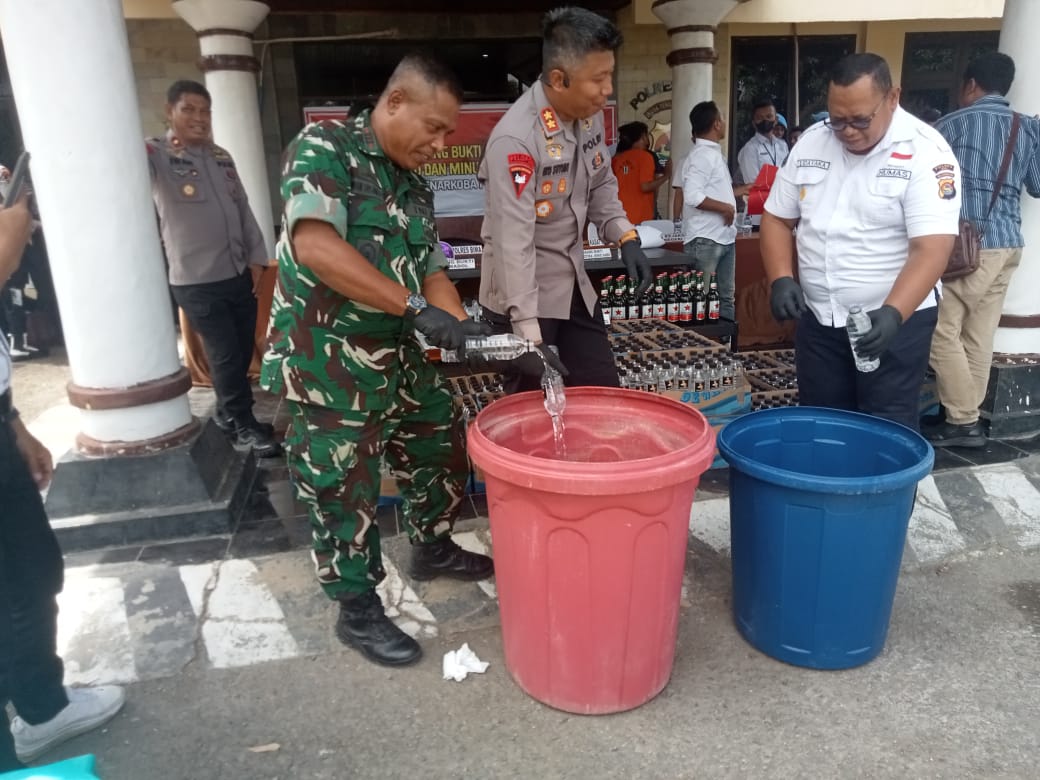 TUANG: Proses pemusnahan barang bukti arak Bali di Polres Bima, Nusa Tenggara Barat.