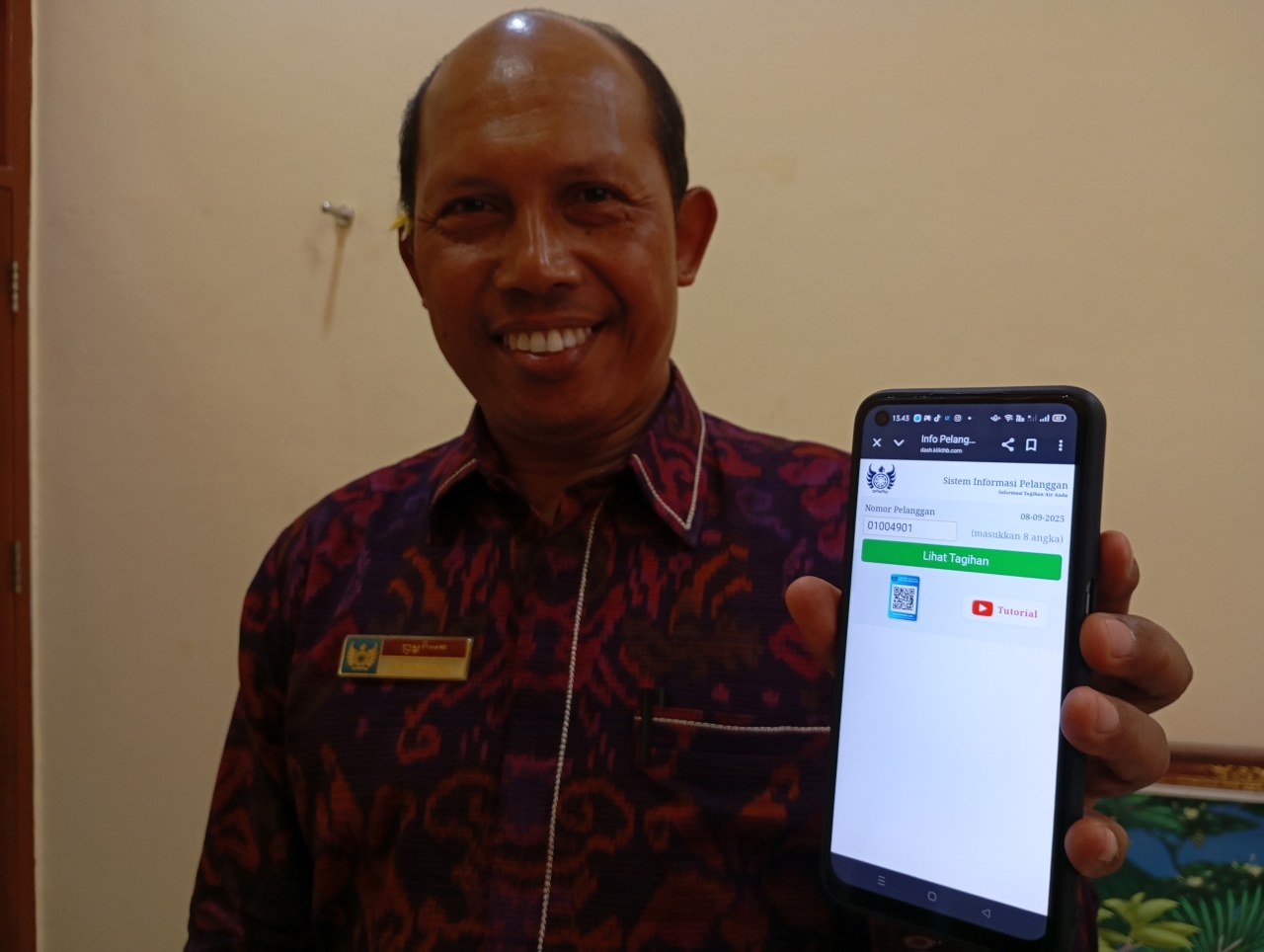 CEK TAGIHAN: Dirut Perumda Air Minum Tirta Hita Buleleng menunjukkan aplikasi untuk mengecek tagihan air minum.