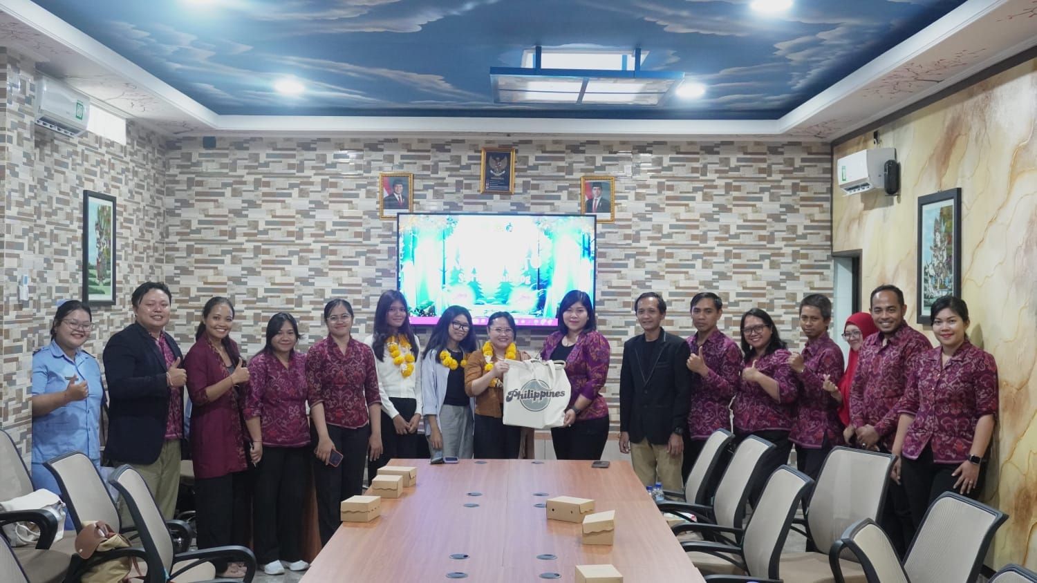 PENDIDIKAN INKLUSIF: Dua lulusan Sekolah Indonesia Davao memilih melanjutkan pendidikan di STIKES Buleleng. Mereka akan menempuh pendidikan pada Prodi Ilmu Keperawatan.