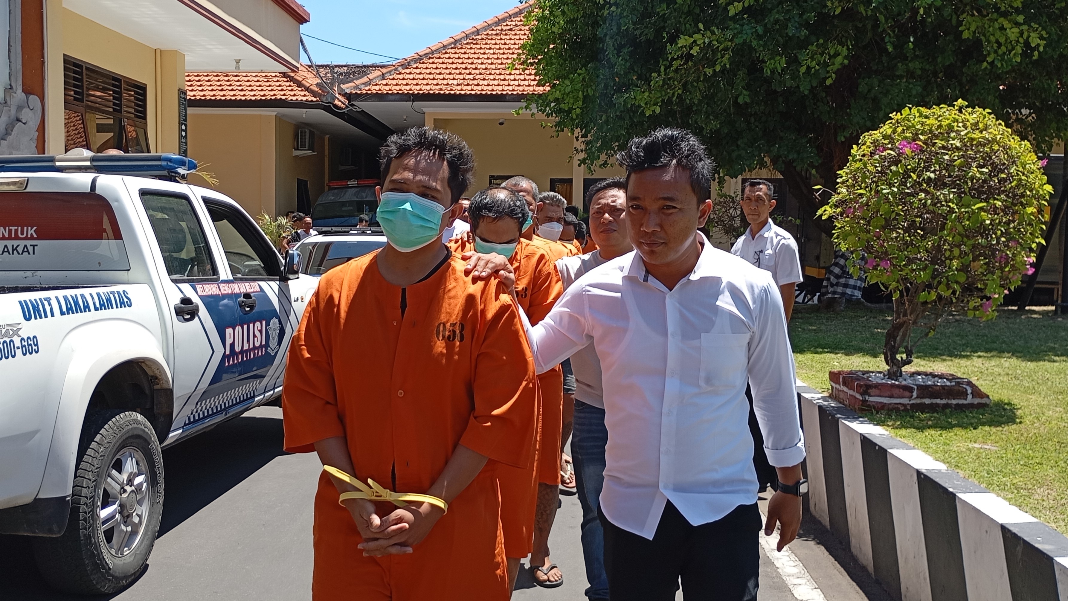 RESDIVIS: Polisi menangkap tersangka FR (kiri) residivis narkoba di Buleleng.