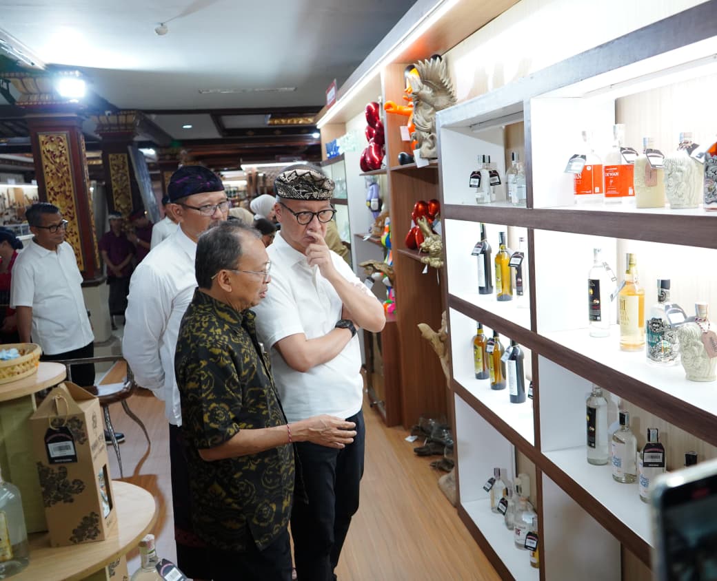 ARAK BALI: Gubernur Bali, Wayan Koster (kanan) saat mengunjungi pameran IKM Bali Bangkit. Salah satu yang menjadi primadona adalah booth penjualan arak Bali.