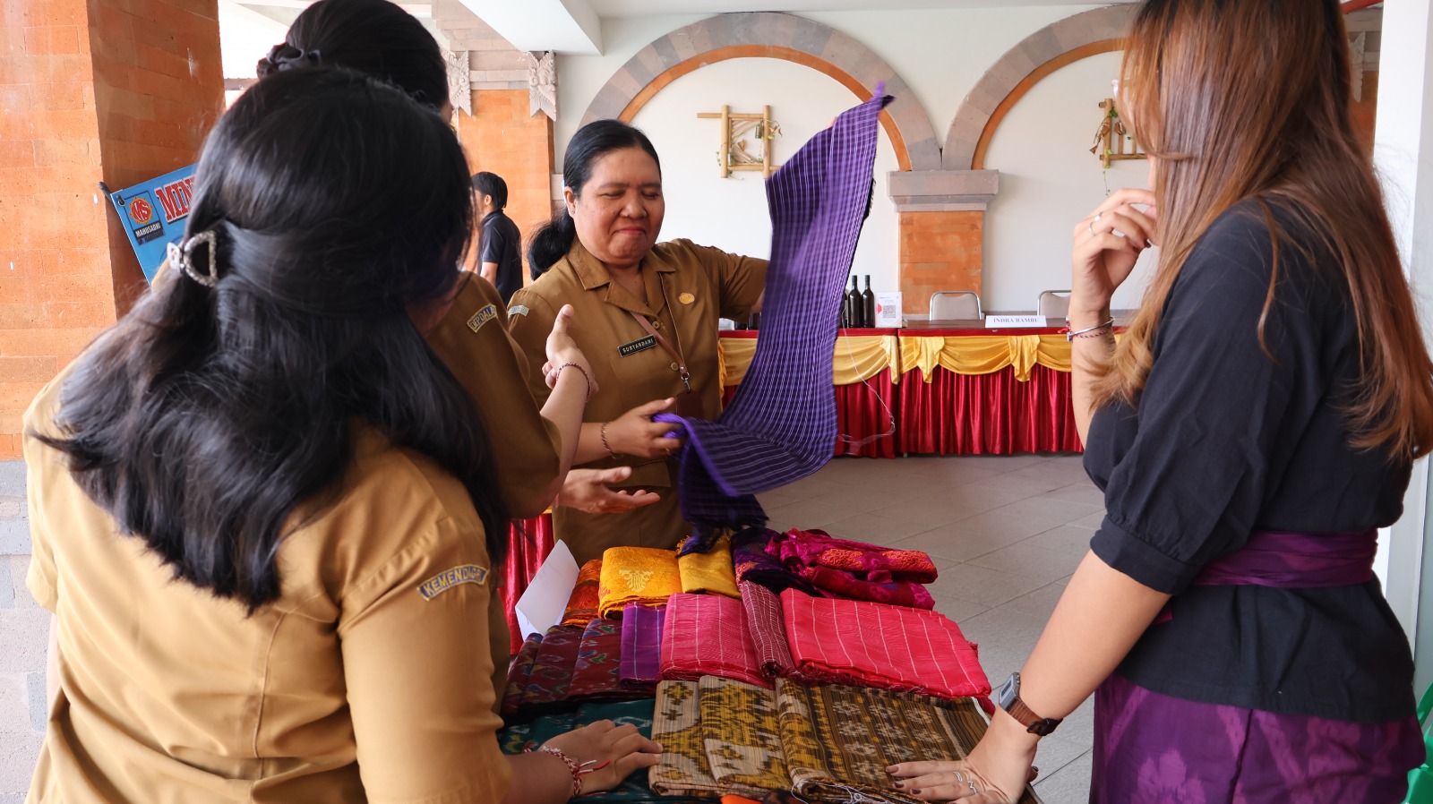 PAMERAN UMKM: Pameran produk UMKM Buleleng serangkaian peringatan hari jadi Mall Pelayanan Publik (MPP).
