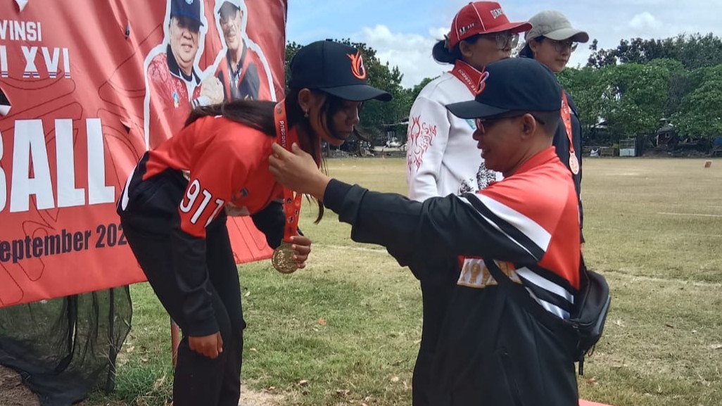 KALUNGKAN MEDALI: Pengurus KONI Buleleng, I Nyoman Gede Remaja (kanan) mengalungkan medali emas kepada atlet woodball Buleleng yang berhasil meraih medali emas pada Porprov Bali 2025.