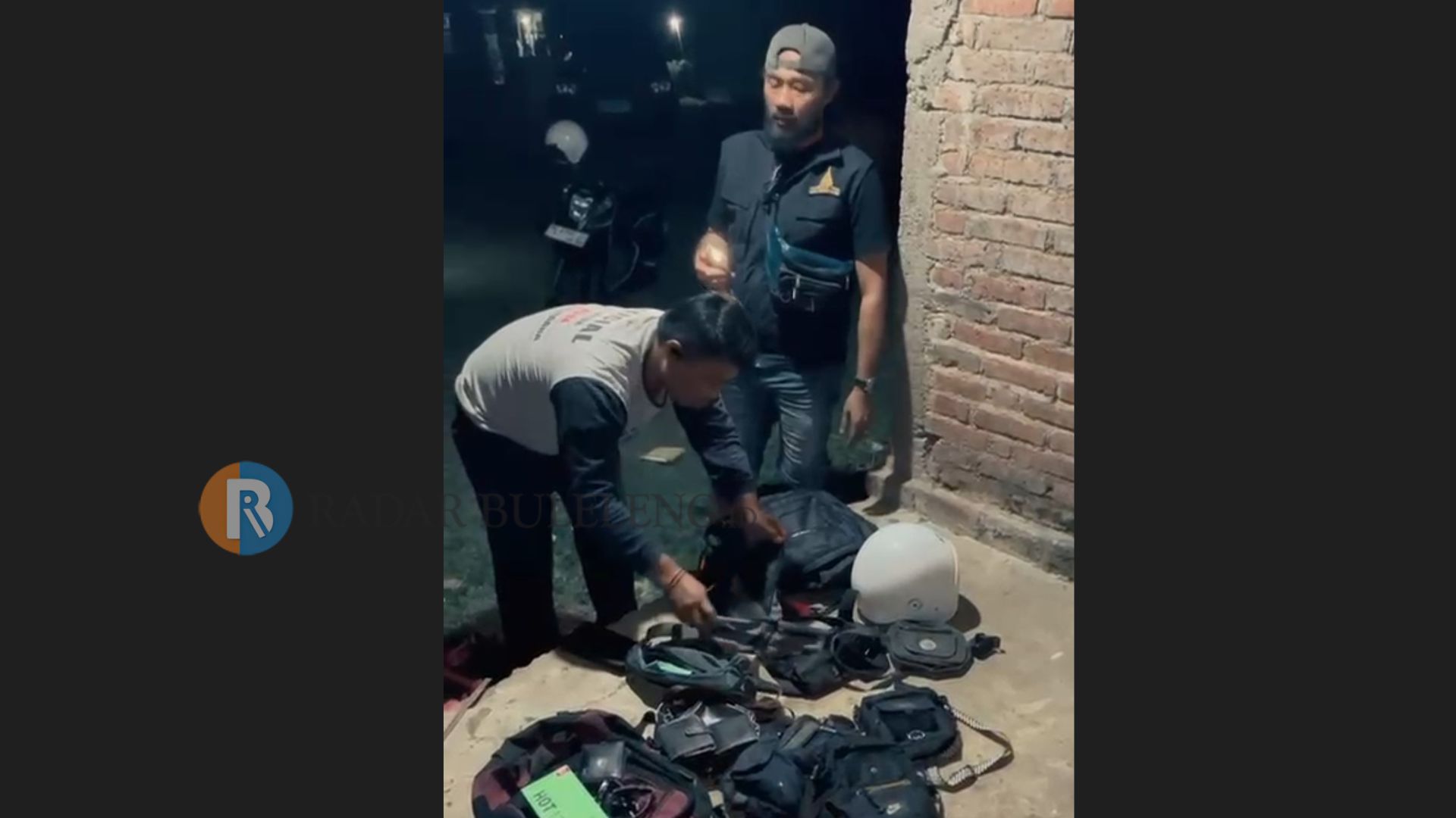 PERIKSA BARANG BUKTI: Polisi menangkap seorang residivis berinisial IKH setelah kepergok mencuri uang warga.
