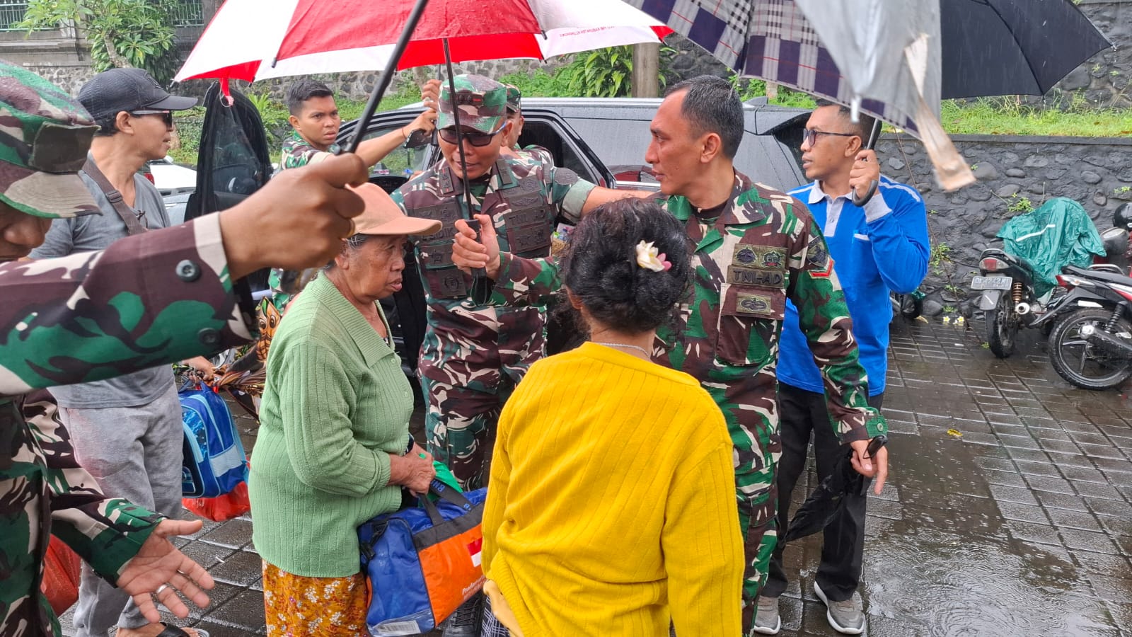 KEMBALI KE KAMPUNG HALAMAN: Proses pemulangan warga Nusa Penida yang terkena sanksi kasepekang.
