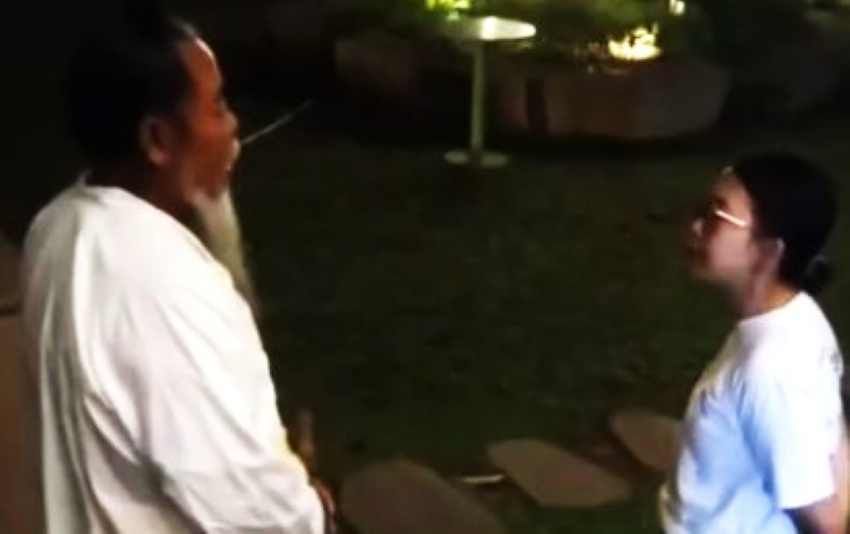 BERDIALOG: Ida Begawan Ida Sri Bhagawan Panembahan Jawi Acarya Daksa Manuaba, saat meminta karyawan The Living Stones mengecilkan suara musik yang mengganggu.