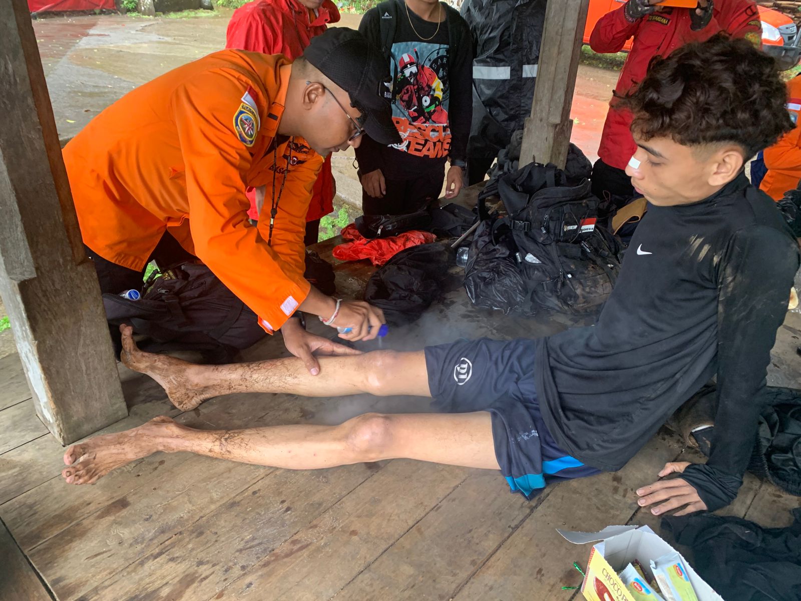 EVAKUASI: Tim SAR Gabungan melakukan evakuasi kepada seorang pendaki yang mengalami kram saat mendaki Gunung Batukaru.