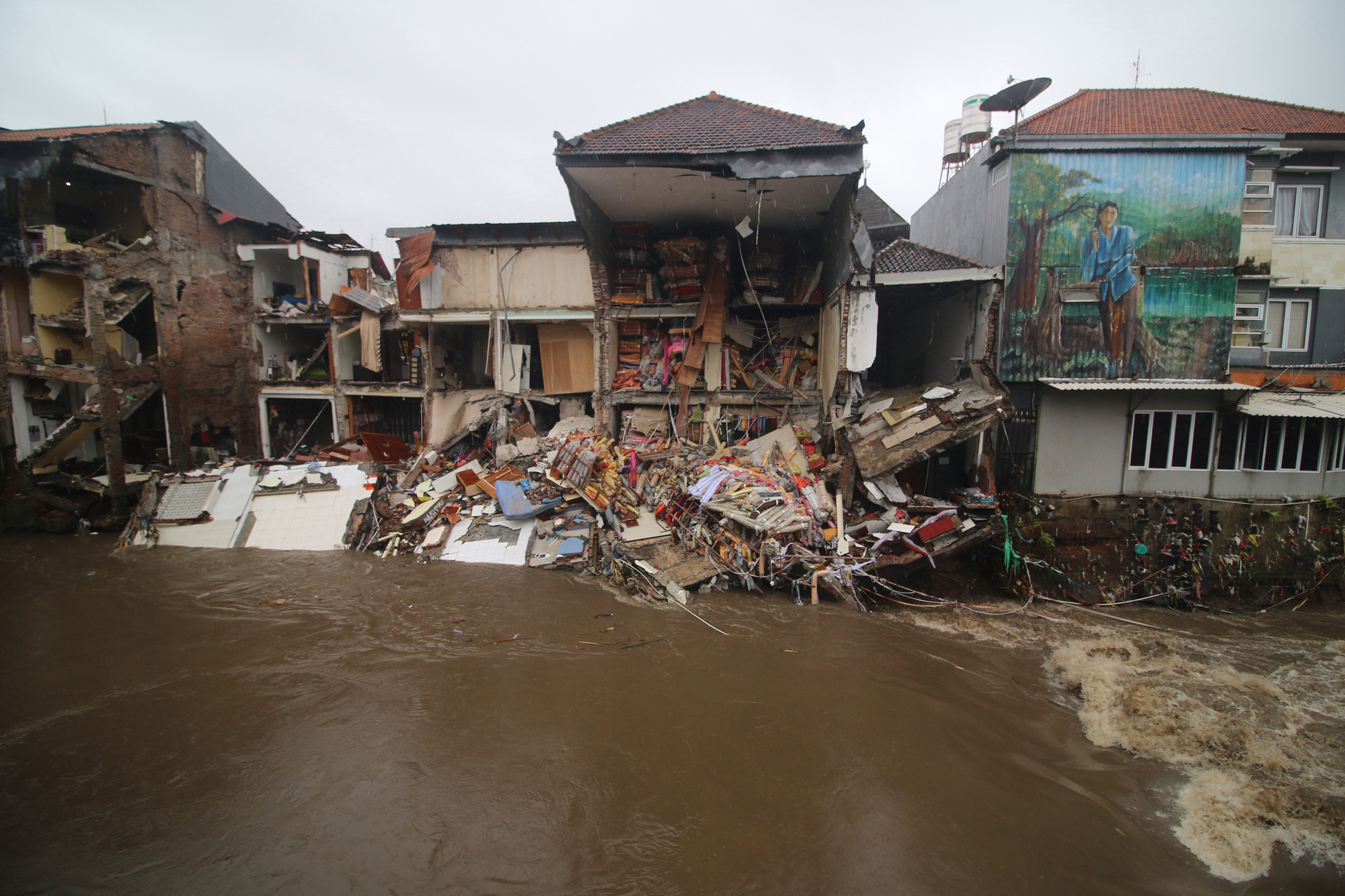 RUSAK PARAH: Bangunan ruko di pinggir Tukad Badung yang roboh gara-gara diterjang banjir.
