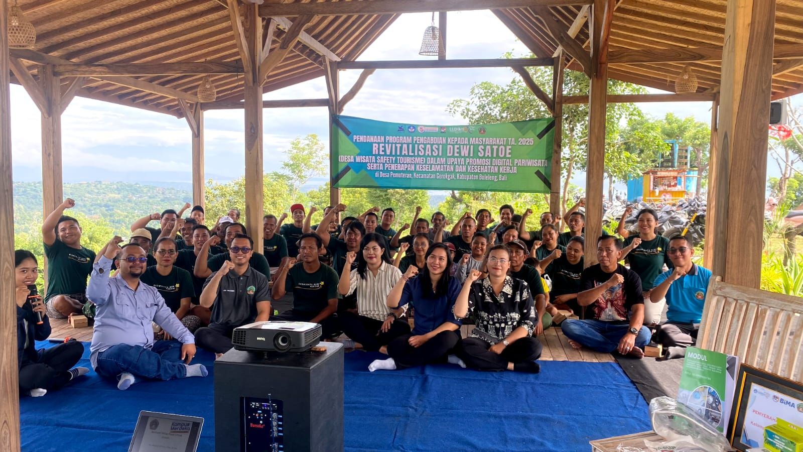 Tim dari STIKes Buleleng dan STIE Satya Dharma, serta sejumlah mahasiswa Prodi Sarjana Keperawatan STIKes Buleleng di Desa Pemuteran, Gerokgak.
