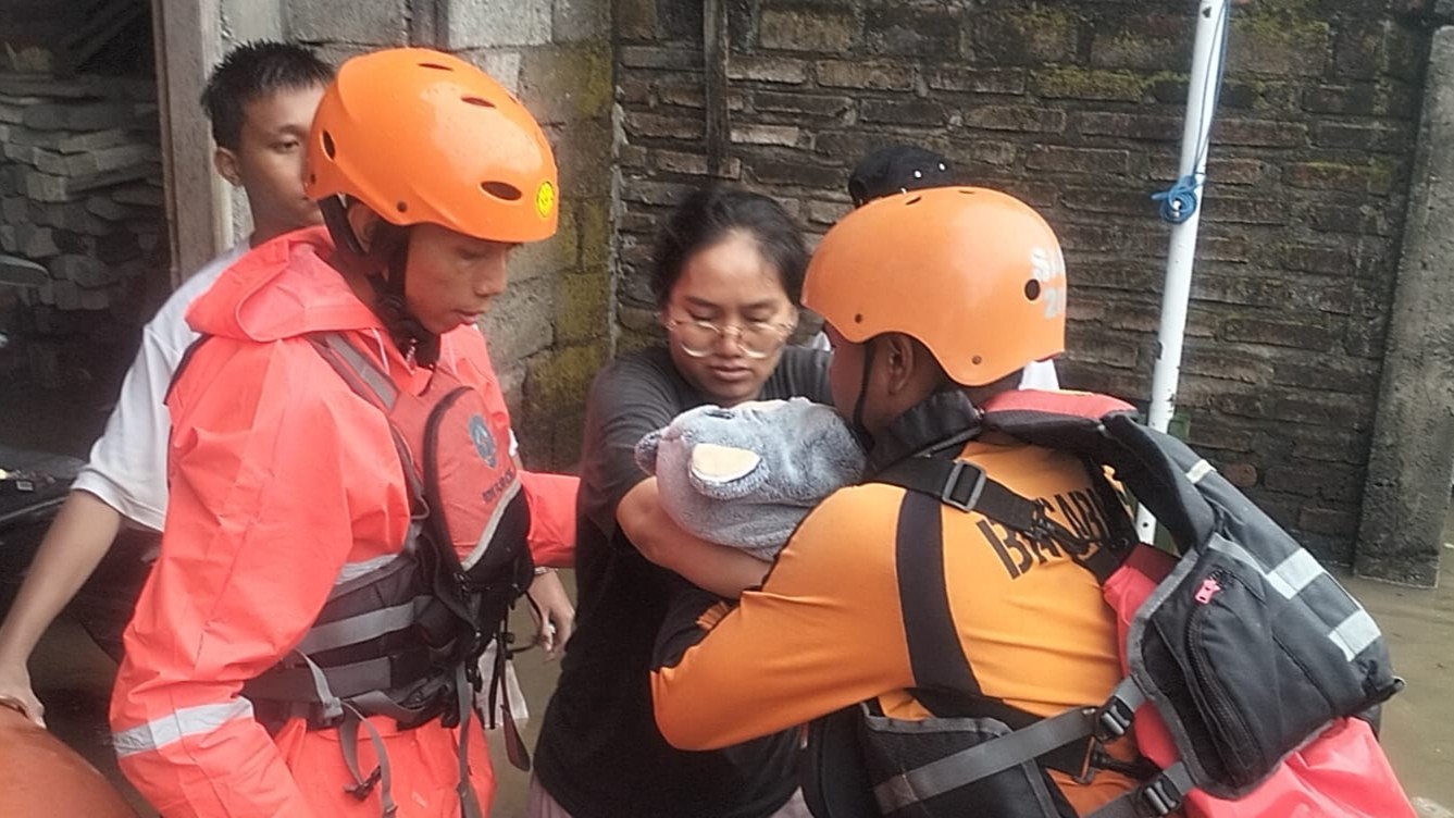 EVAKUASI: Tim SAR melakukan evakuasi kepada warga yang terdampak banjir di Kota Denpasar, Bali.