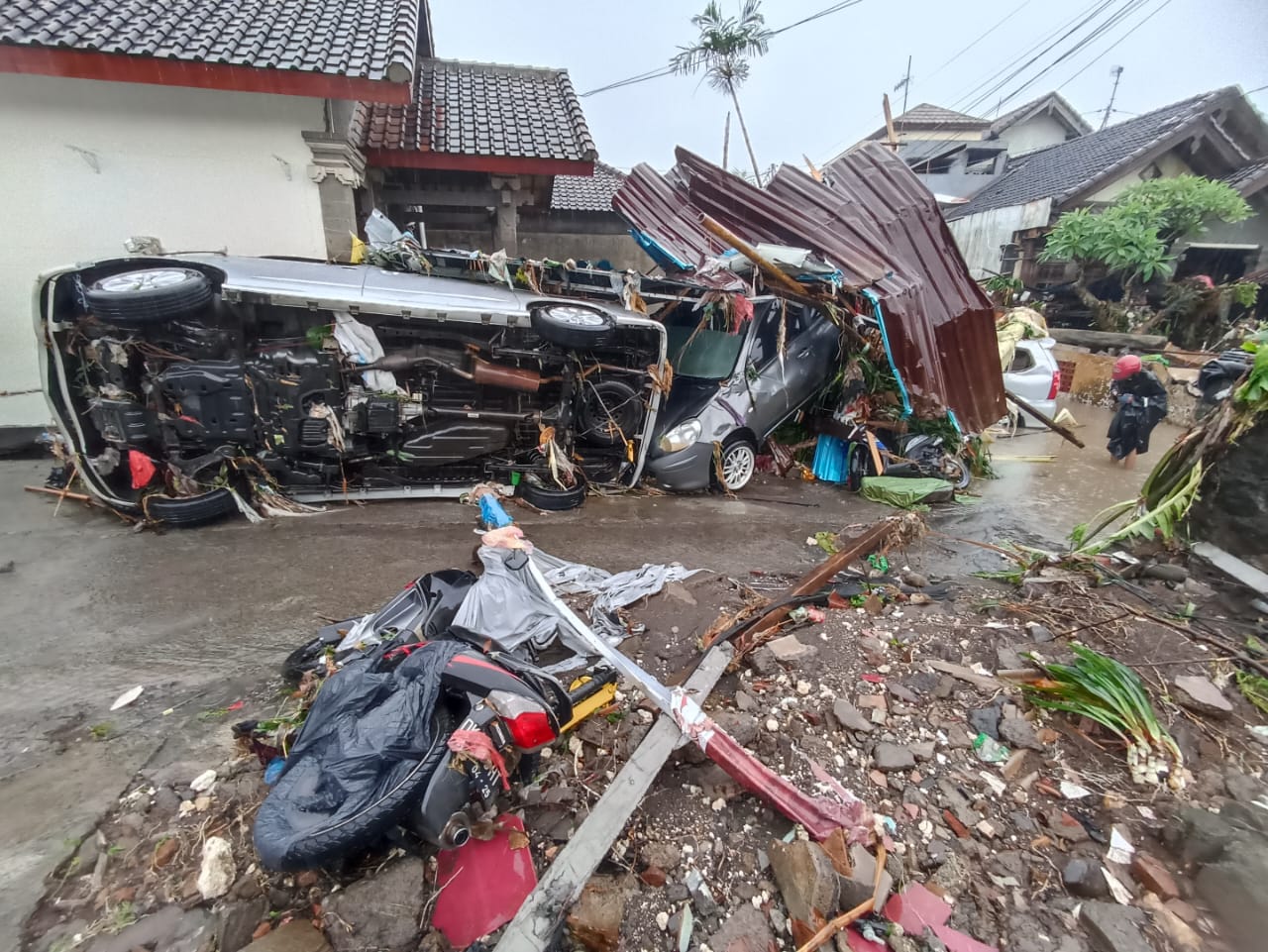 PORAK PORANDA: Salah satu perumahan di Ubung Kaja, Denpasar, yang terdampak banjir. Kendaraan warga terseret banjir. Selain itu banjir juga merusak sejumlah rumah di Denpasar.