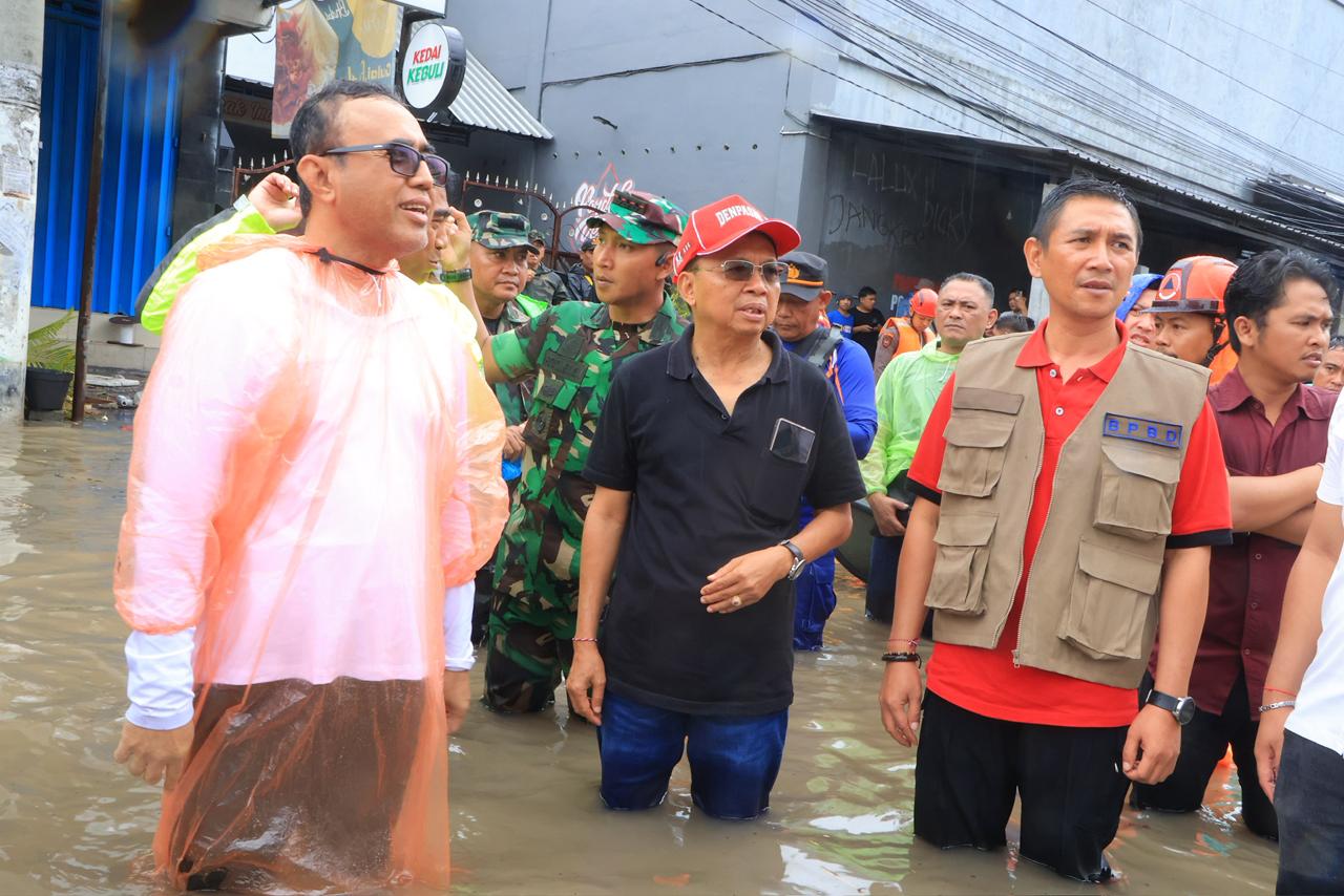 CEK BANJIR: Gubernur Bali, Wayan Koster (baju hitam) mengecek kondisi banjir yang merendam Denpasar.