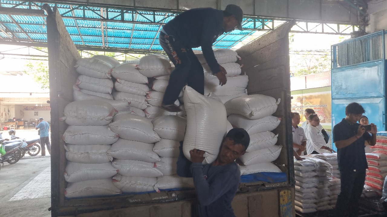 CADANGAN PANGAN: Beras cadangan pangan pemerintah yang disimpan di Perumda Swatantra Buleleng.