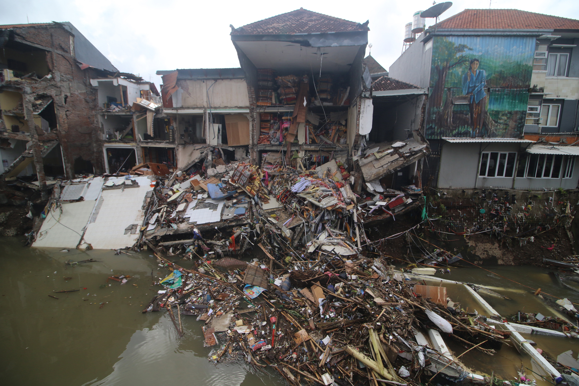 PORAK PORANDA: Sejumlah ruko yang rusak parah akibat diterjang banjir di Tukad Badung.