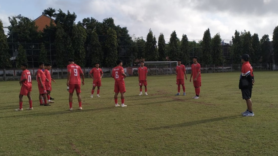 MERASA DICURANGI: Tim sepakbola Buleleng saat bersiap di Lapangan Banteng Seminyak, pada Kamis (11/9/2025) pagi. Mereka dinyatakan kalah WO, padahal technical delegate minta pertandingan ditunda.