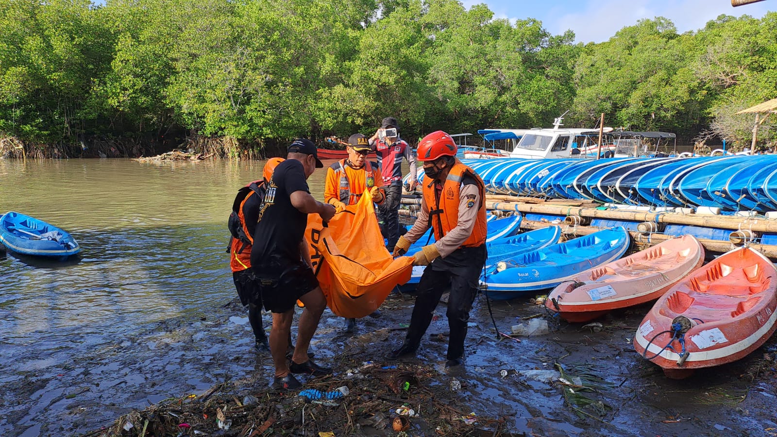 EVAKUASI: Tim SAR melakukan evakuasi jenazah yang ditemukan di rawa-rawa muara Tukad Badung.