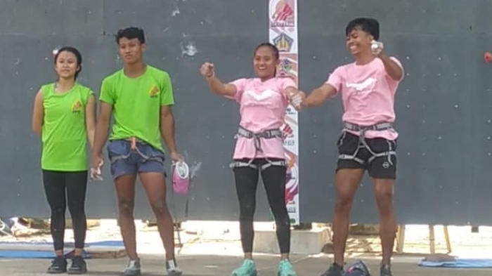 JUARA: pasangan Kadek Enggi Merta Darsana (paling kanan) dan I Made Melia Ardani Putri (dua dari kanan) sukses mempersembahkan medali emas pada nomor Speed Classic campuran.