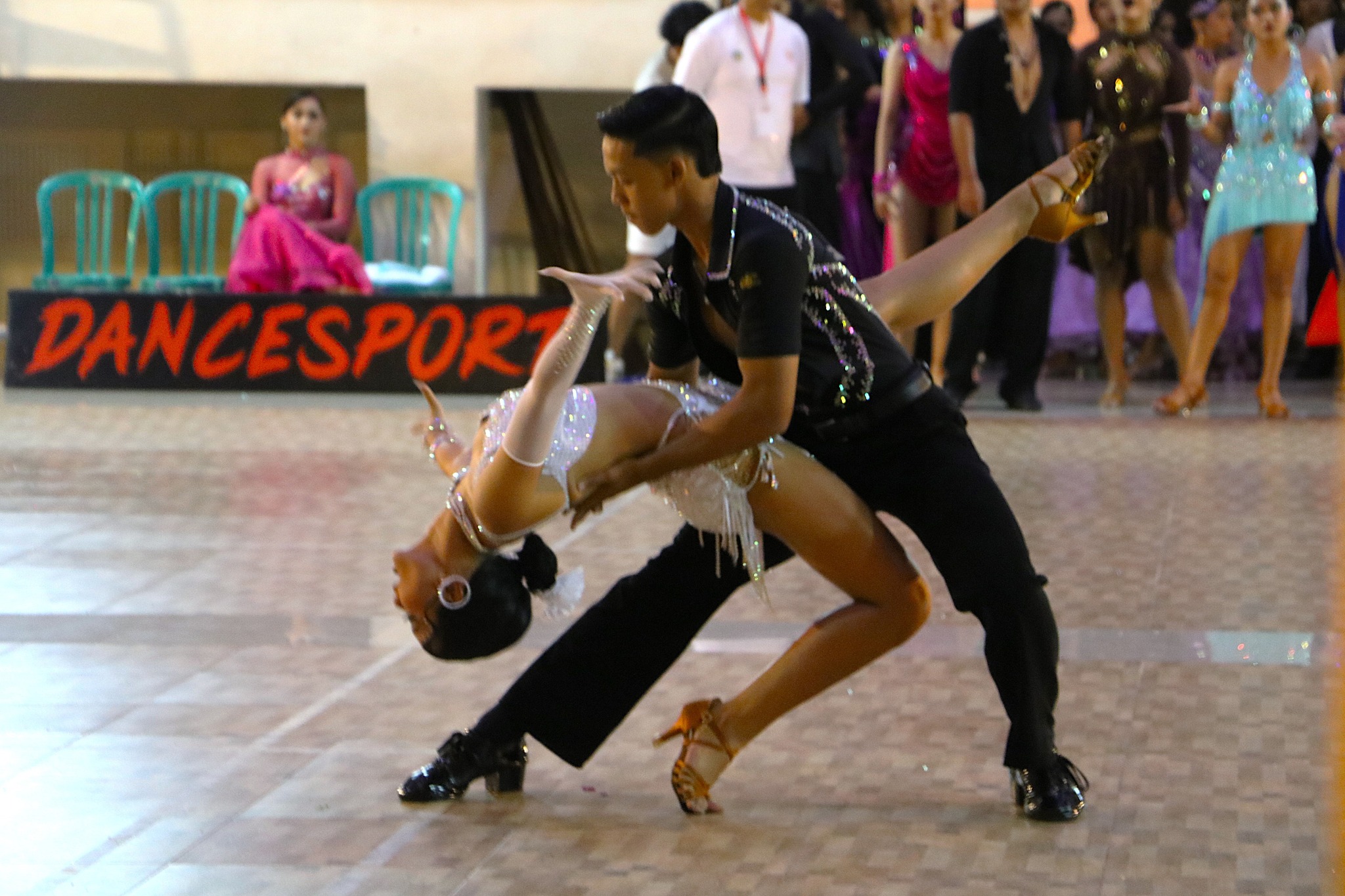PORPROV BALI: Penampilan pasangan  atlet Buleleng yang mengikuti ajang Dancesport pada Porprov Bali 2025.