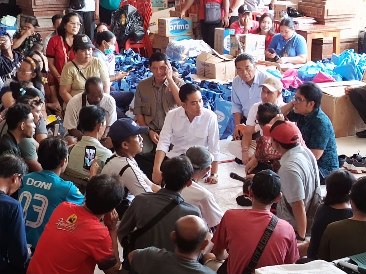 TEMUI PENGUNGSI: Wakil Presiden RI, Gibran Rakabuming Raka (baju kemeja putih) saat mengunjungi para pengungsi di Posko Bencana Polsek Denpasar Timur.