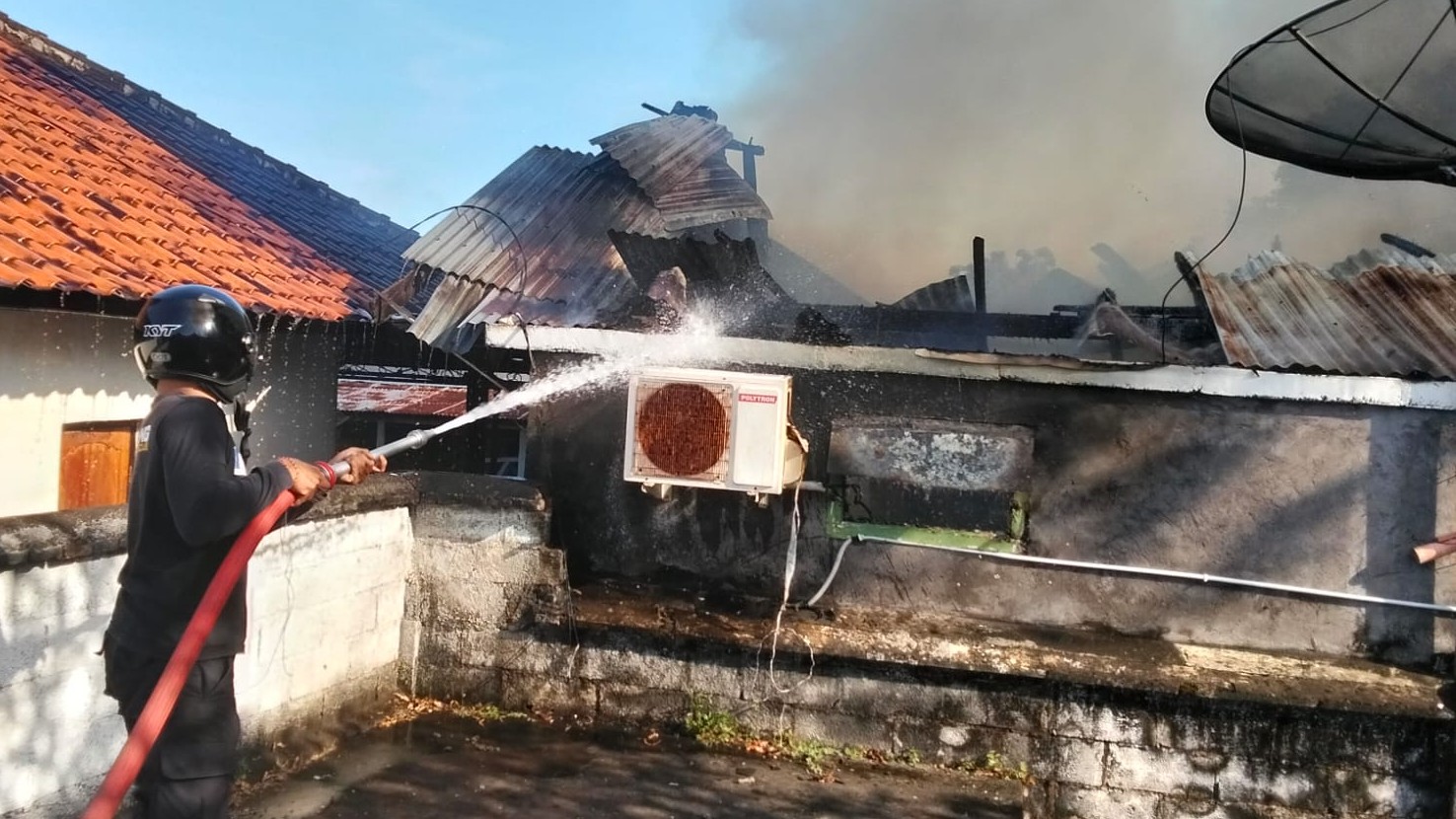 PADAMKAN API: Pasukan Dinas Pemadam Kebakaran  Buleleng memadamkan api yang melalap rumah buruh di Kelurahan Penarukan, Buleleng.