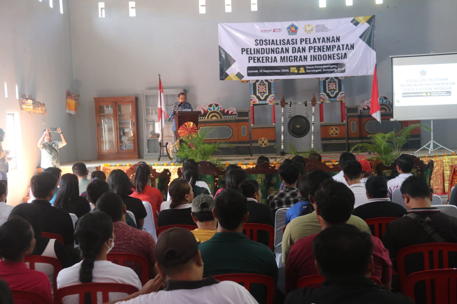 CEGAH PEKERJA ILEGAL: Sosialisasi kepada masyarakat Buleleng untuk menghindari penempatan pekerja migran ilegal.
