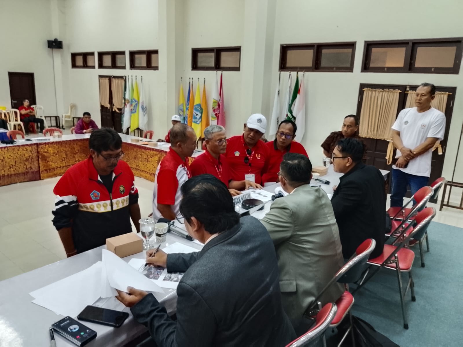 MUSYAWARAH: Suasana musyawarah Dewan Hakim Porprov Bali 2025, terkait tim sepakbola Buleleng.