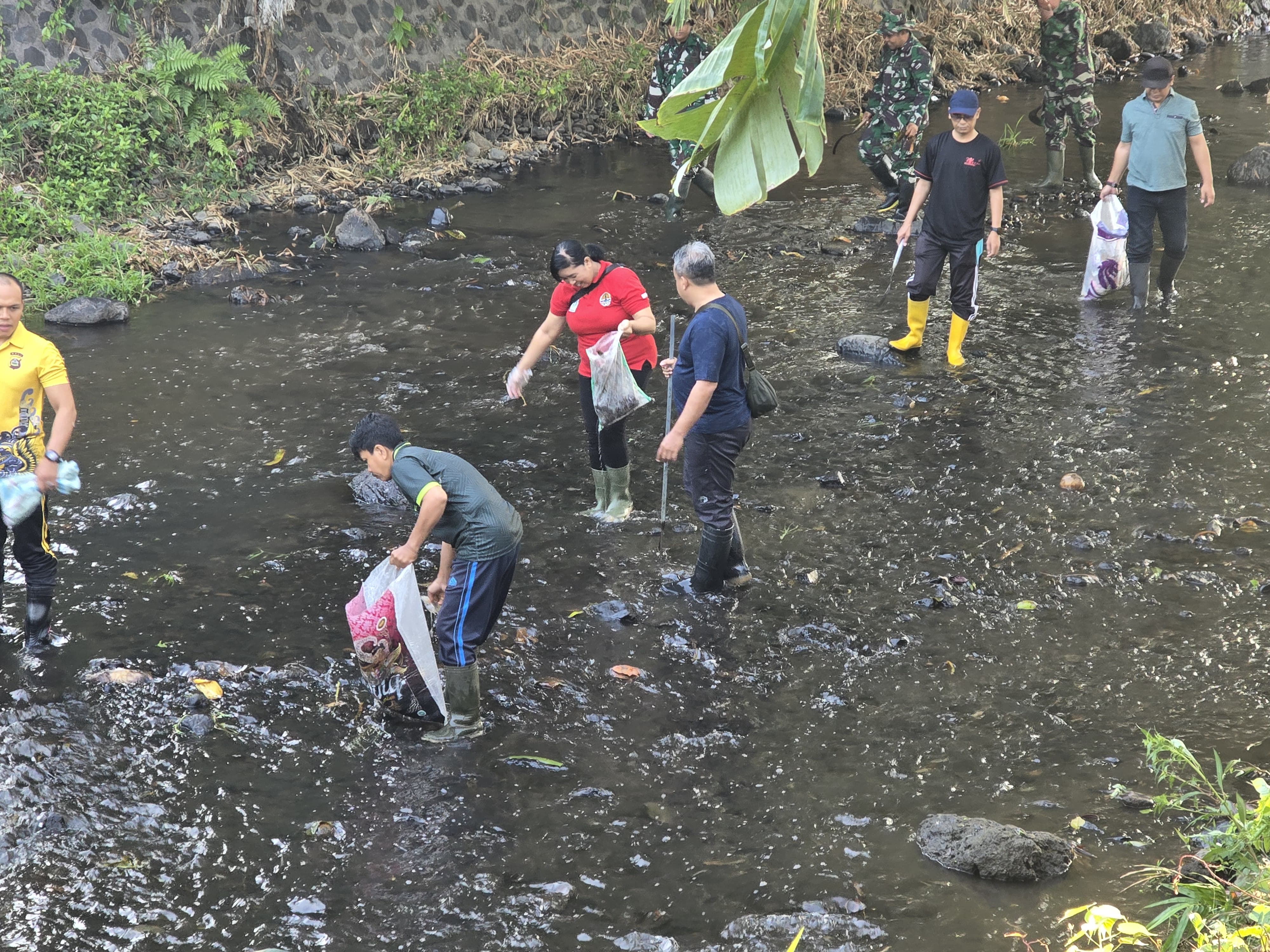BERSIH SUNGAI: Aksi bersih sungai yang melibatkan lintas komunitas pada ajang World Clean Up Day.