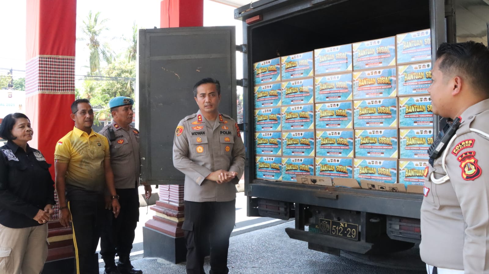 KIRIM BANTUAN: Kapolres Buleleng AKBP ida Bagus Widwan Sutadi (empat dari kiri) menyerahkan bantuan yang akan dikirimkan kepada Polda Bali. Selanjutnya akan didistribusikan kepada korban bencana.
