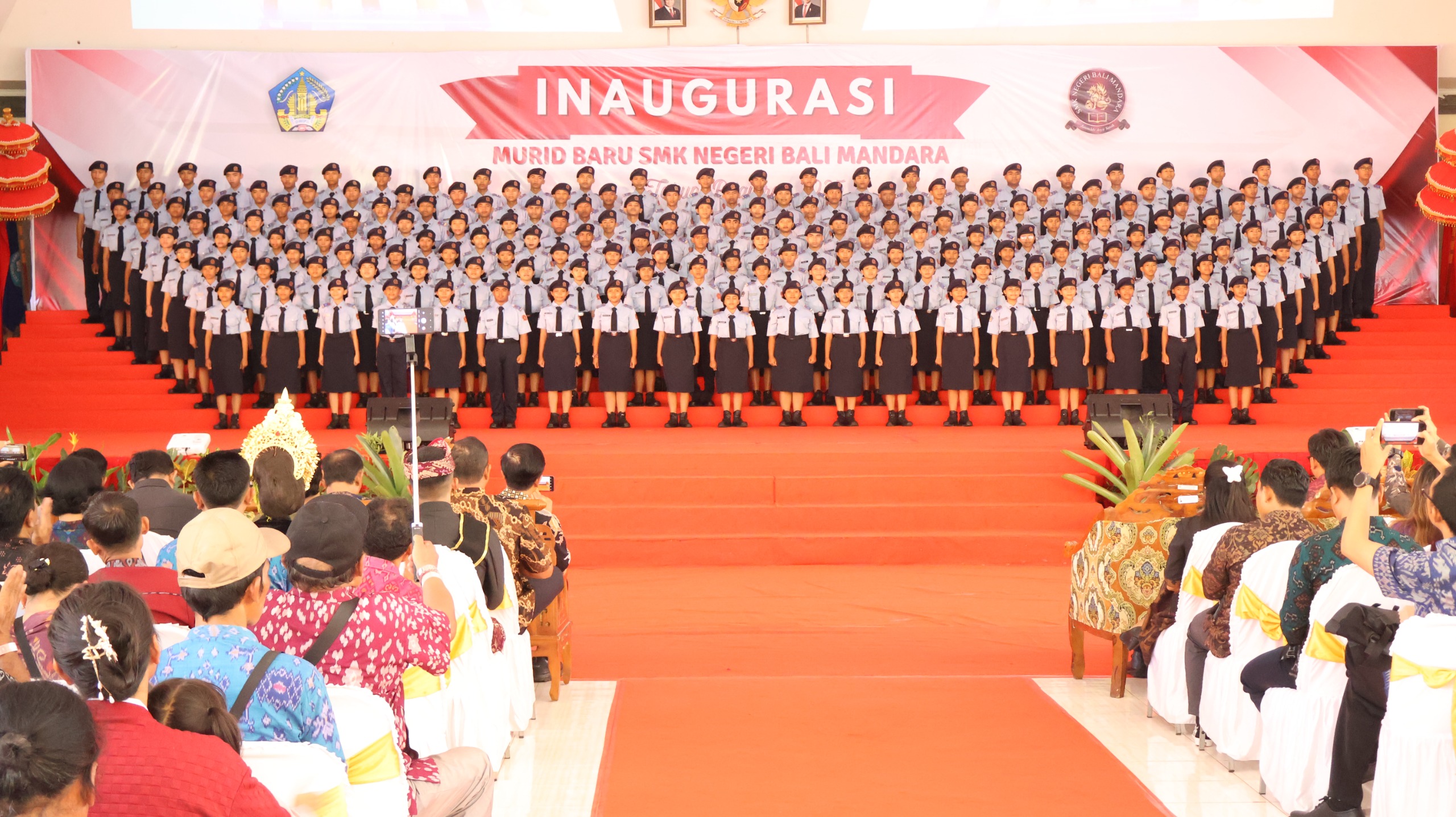 INAUGURASI: Siswa SMKN Bali Mandara mengikuti proses inauguruasi.
