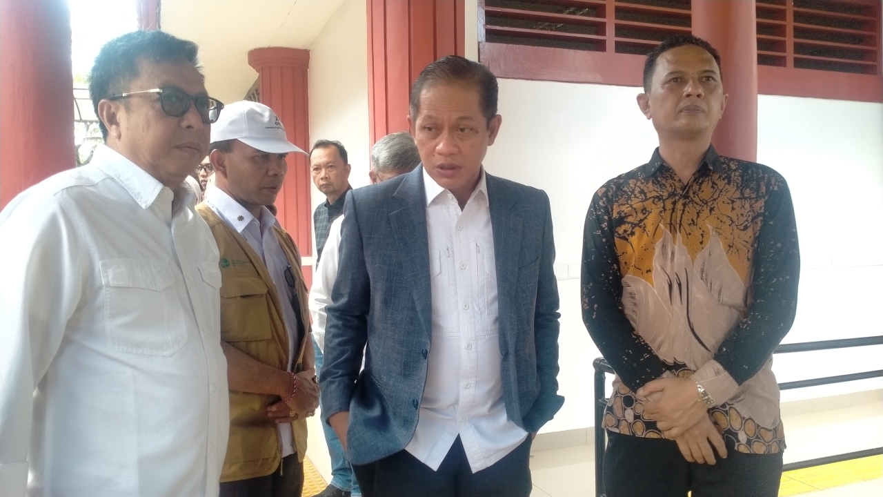 SOROTI KONDISI LINGKUNGAN: Menteri Lingkungan Hidup RI, Hanif Faisol Nurofiq  (tengah) saat mengunjungi Sentra Mahatmiya Buleleng.
