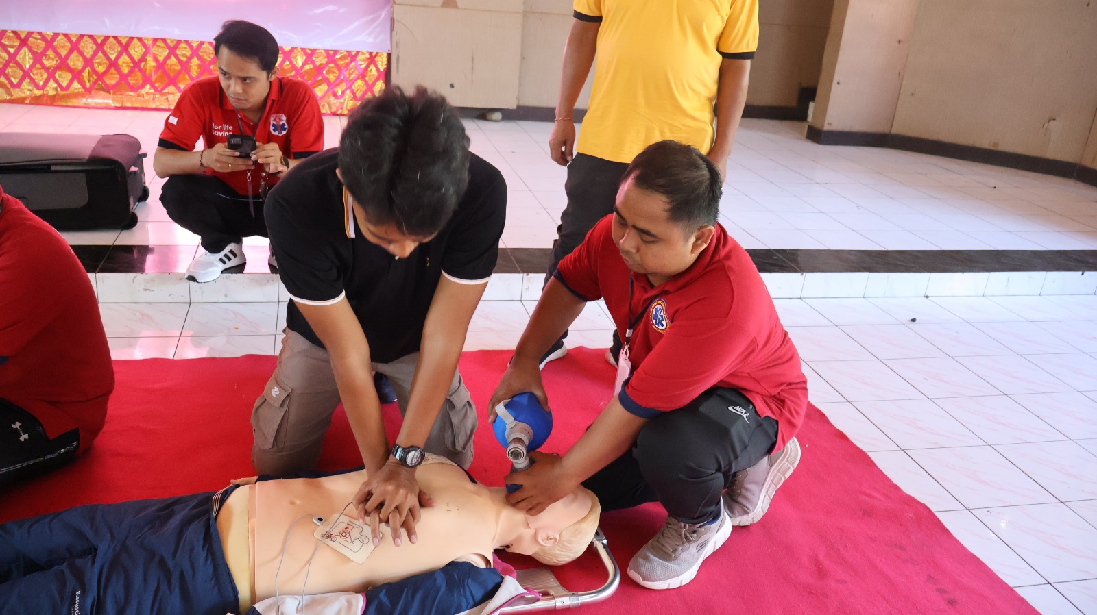 BERI PELATIHAN: Proses latihan paramedis dalam melayani pasien gawat darurat.