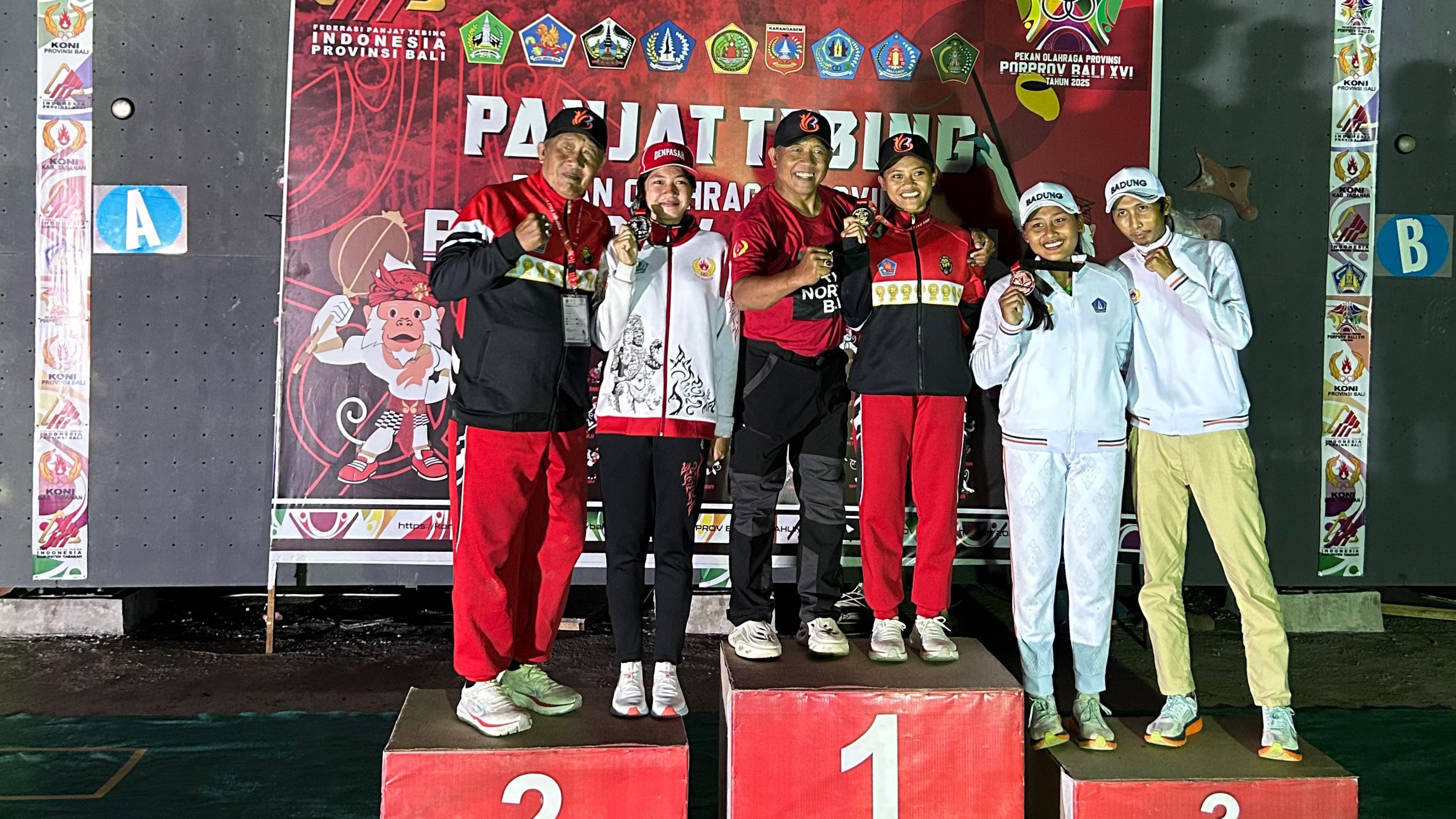 RAIH EMAS: Pengalungan medali kepada Ni Made Maylia Ardani Putri, atlet panjat tebing Buleleng yang berhasil merebut medali emas.