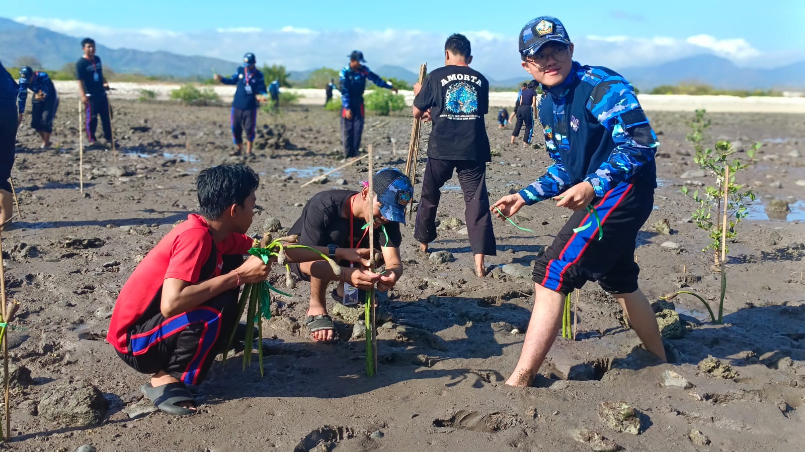 KADER BAHARI: Pramuka Saka Bahari Buleleng saat melakukan aktivitas penanaman mangrove di pesisir Pantai Pejarakan.