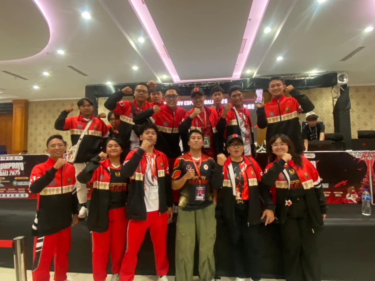 RAIH EMAS: Kontingen e-sports Buleleng berfoto bersama, usai meraih medali emas pada divisi e-football.