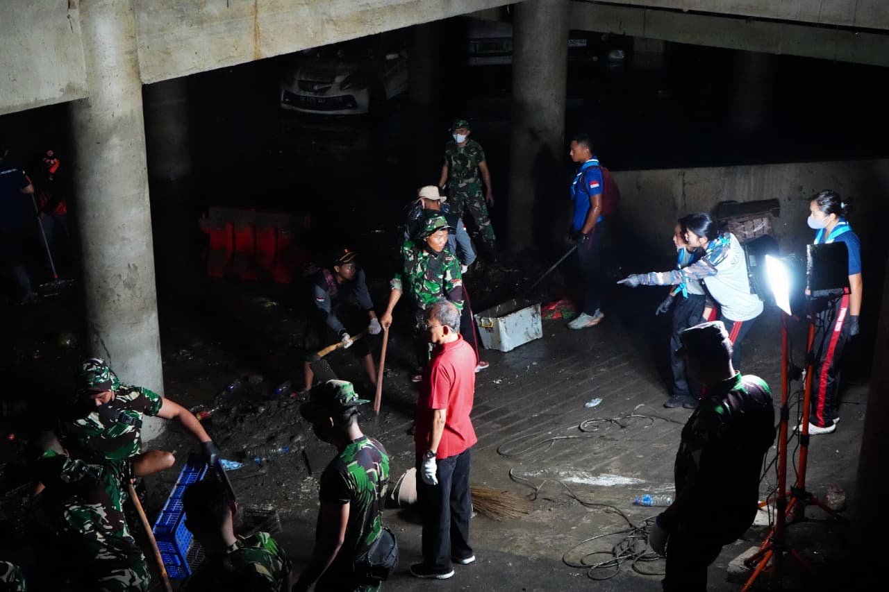 BERSIHKAN LUMPUR: Suasana pembersihan di basement Pasar Kumbasari.