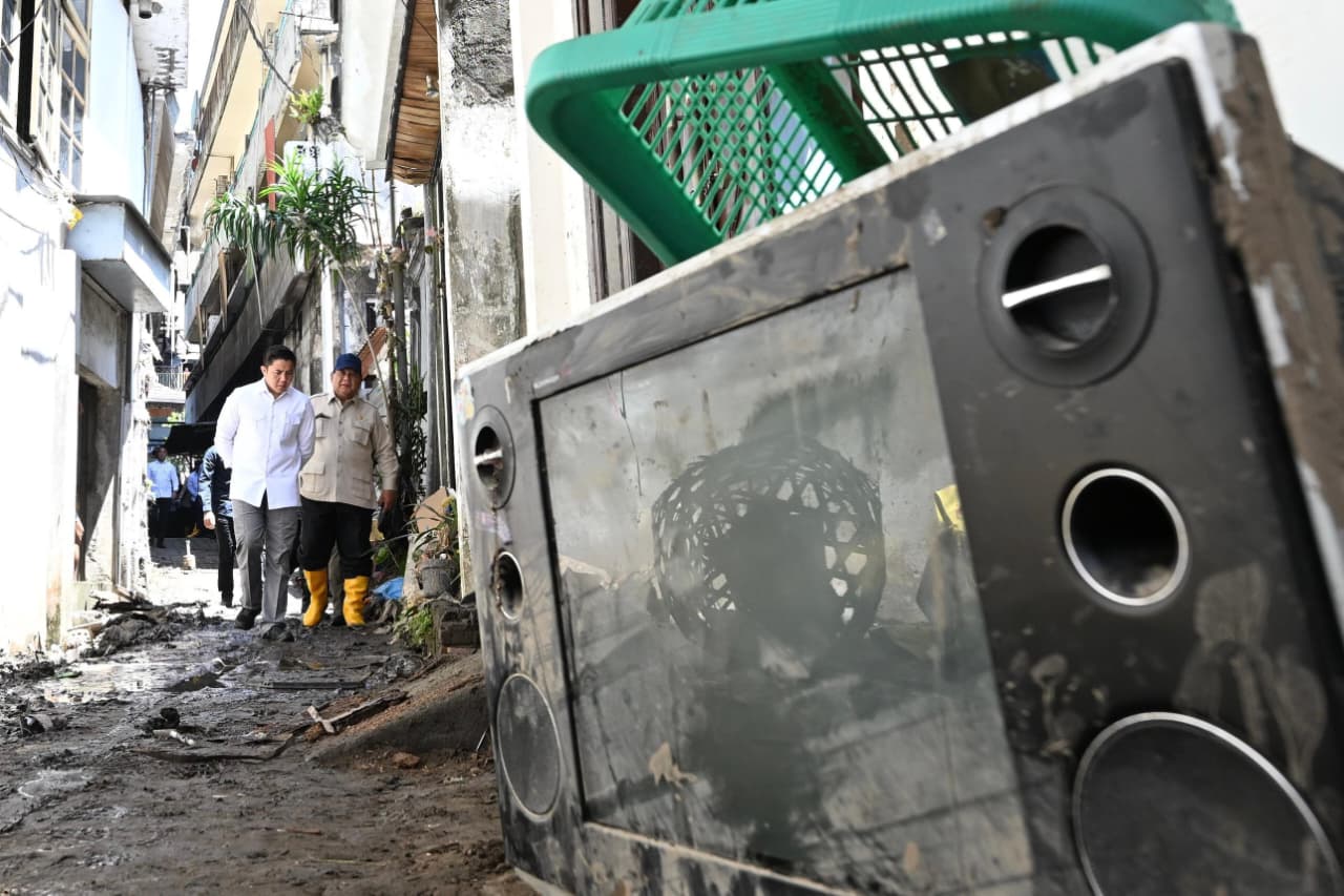 CEK BANJIR: Presiden RI, Prabowo Subianto (baju krem) bersama Sekretaris Kabinet, Letkol Teddy Indra Wijaya (baju putih) saat melihat dampak banjir yang terjadi di Denpasar, Bali.