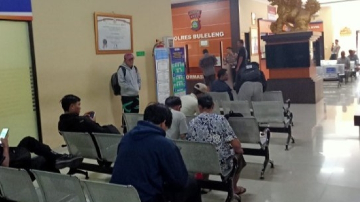 RAMAI: Suasana di Sentra Pelayanan Kepolisian Terpadu (SPKT) Polres Buleleng. Masyarakat sempat membeludak karena ingin mengurus SKCK.