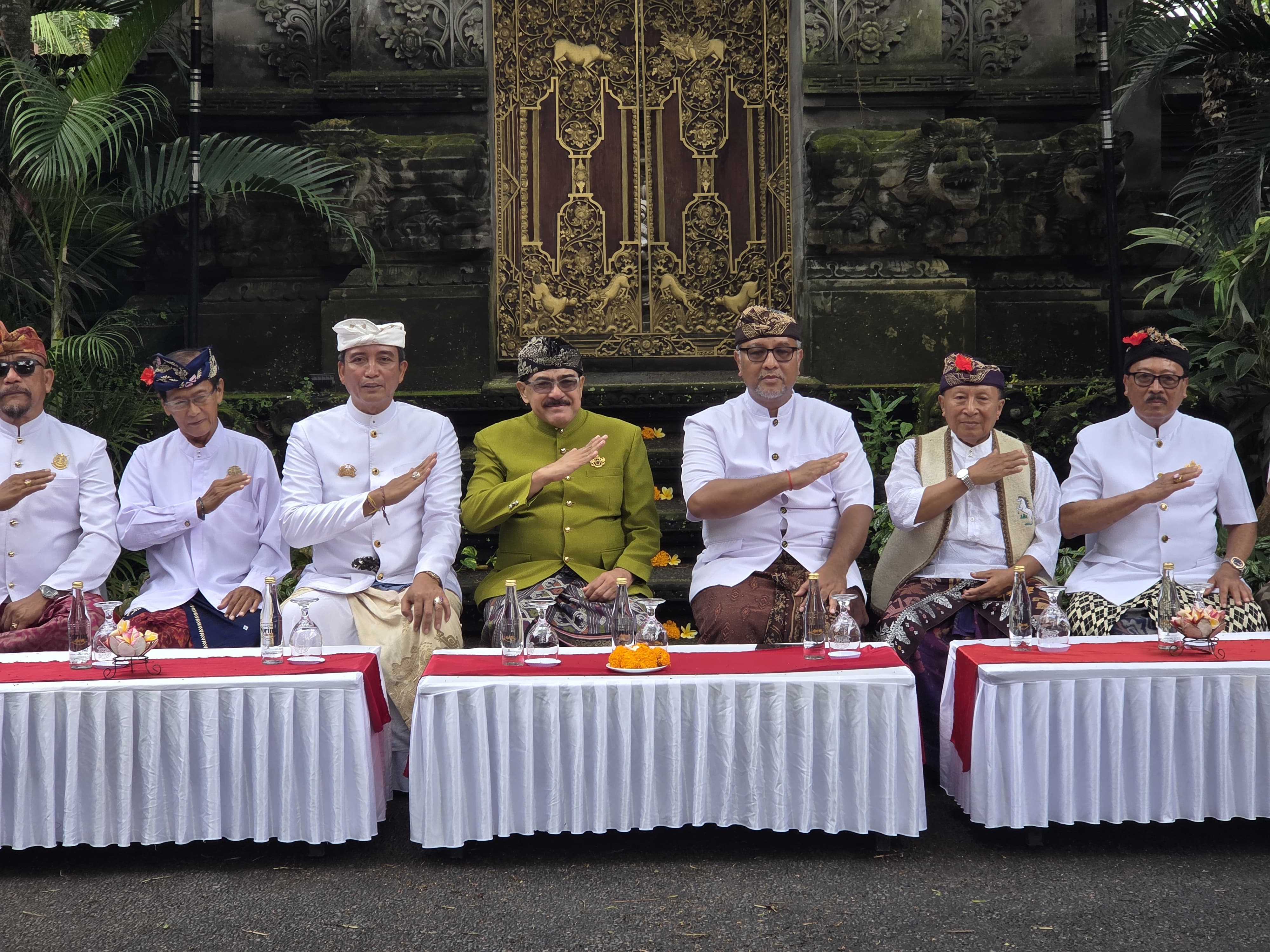 KUMPUL BERSAMA: Para penglingsir puri di Bali berkumpul untuk memberikan dukungan pembangunan bandara baru di Bali Utara.
