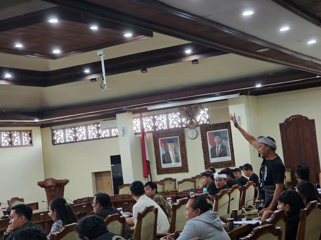 INTERUPSI: Salah seorang driver pariwisata Bali memprotes draft ranperda yang dianggap masih multi tafsir.