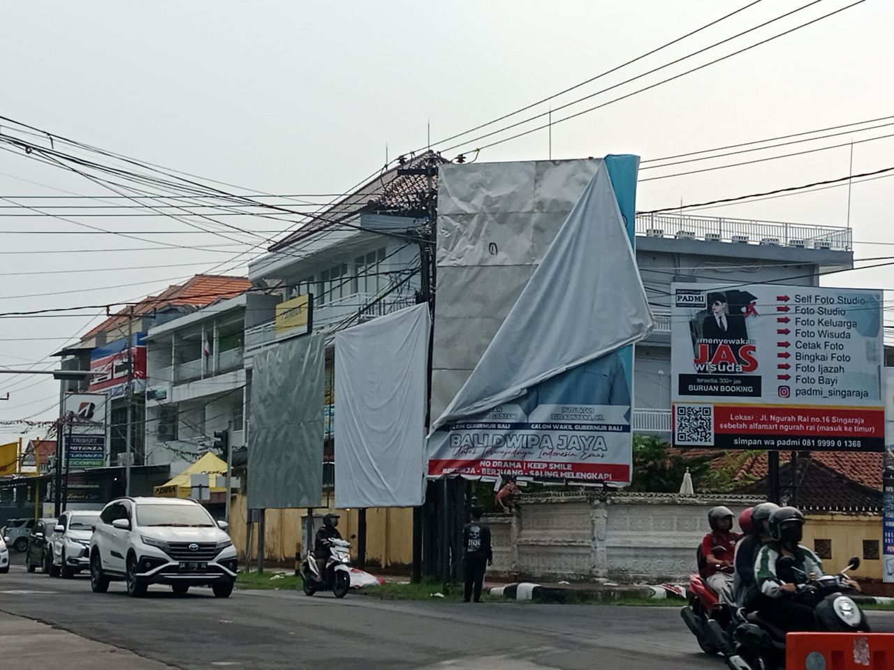 ROMON: Salah satu sudut Kota Singaraja yang dipenuhi dengan baliho reklame. Baliho yang dibiarkan tidak terurus membuat wajah kota menjadi romon alias semrawut.