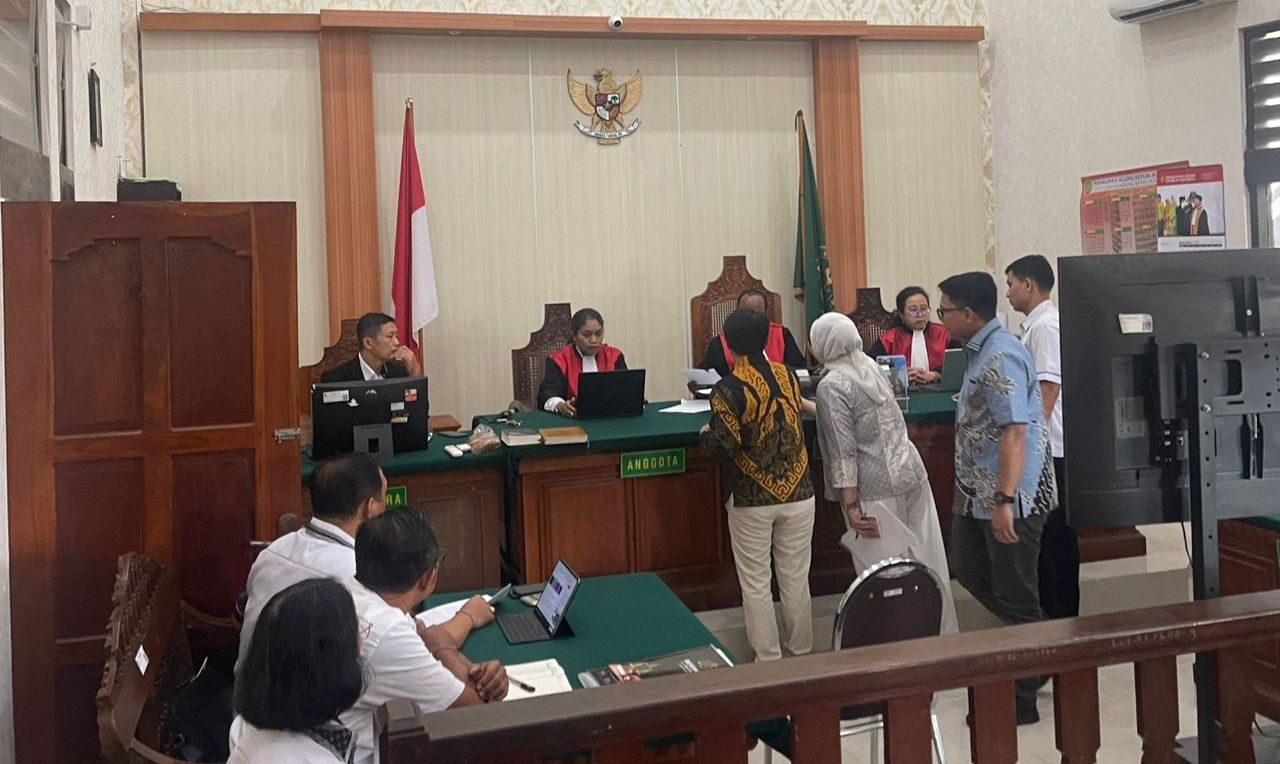 GUGAT KAPOLDA: Suasana sidang gugatan kepada Kapolda Bali Irjen Daniel Adityajaya serta Komandan Satuan Brimob Polda Bali Kombes Rachmat Hendrawan.