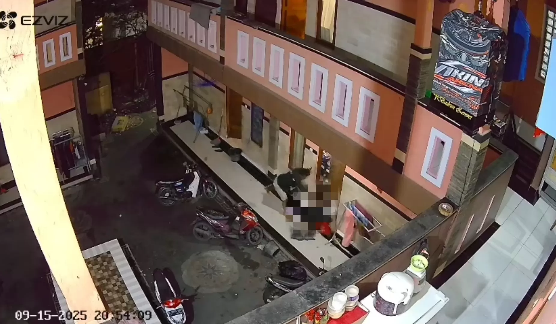 SADIS: Rekaman CCTV aksi pembacokan yang terjadi di sebuah rumah kost yang ada di Pemogan, Denpasar, Bali.