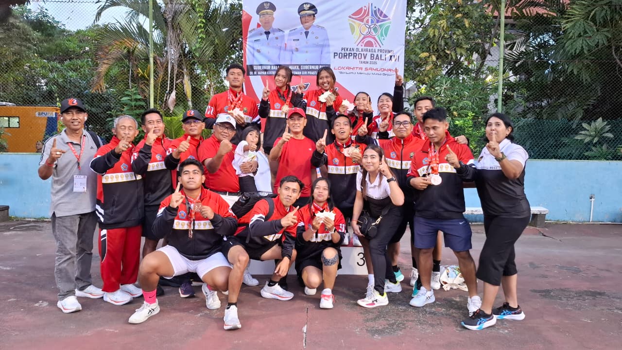 JUARA UMUM: Atlet tenis lapangan Buleleng berhasil merebut gelar juara umum pada ajang Porprov Bali 2025.