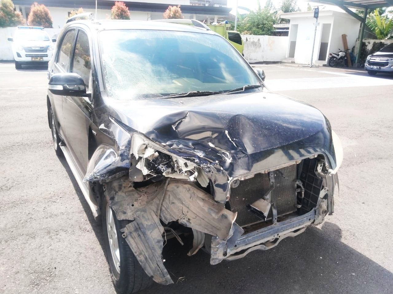 RINGSEK: Mobil yang dikendarai komisioner KPU Karangasem. Mobil itu terlibat kecelakaan dengan sebuah sepeda motor.