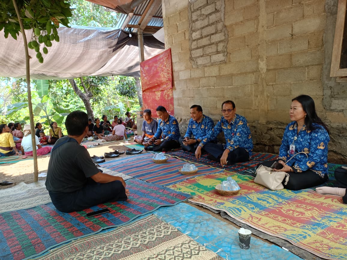 DUKA: Suasana duka di rumah keluarga besar Komang Sasa Dwi Lestari, pekerja migran asal Buleleng yang meninggal di Turki.