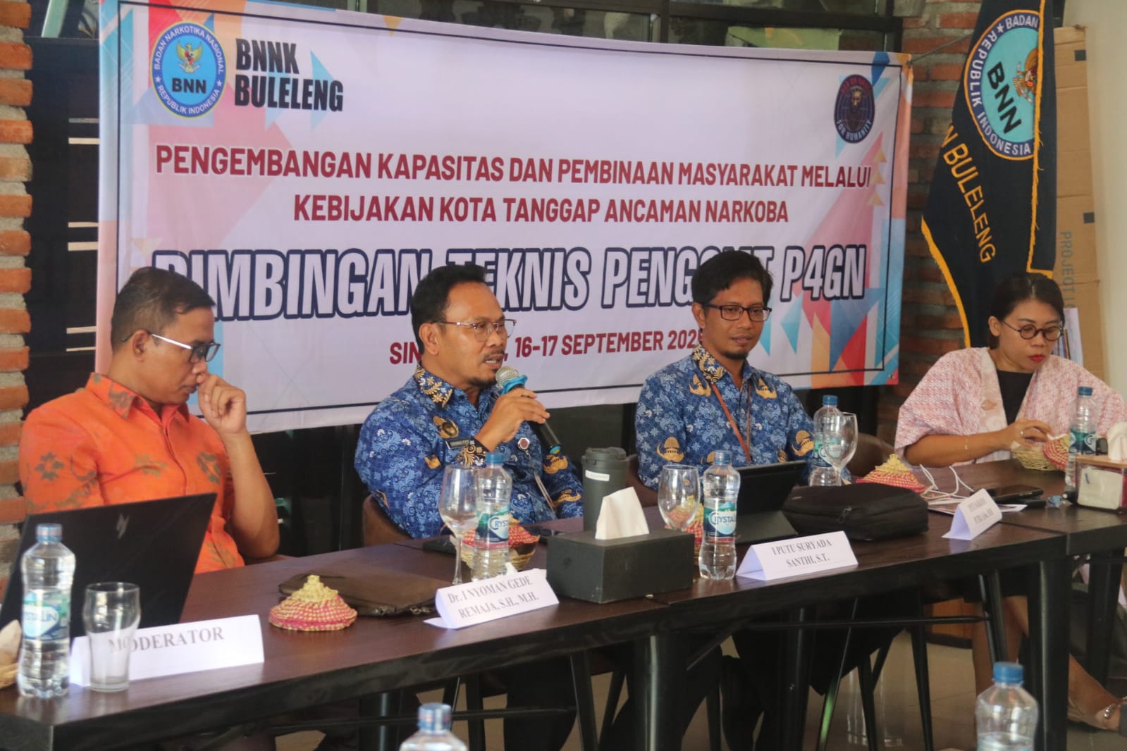 BERI PEMBEKALAN: Suasana Bimtek P4GN yang menyasar kepala desa di Buleleng.