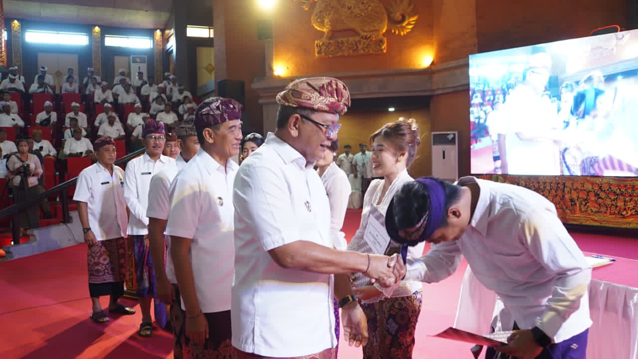 JALANI PELANTIKAN: Proses pelantikan PPPK tahap II di Gedung Kesenian Gde Manik.