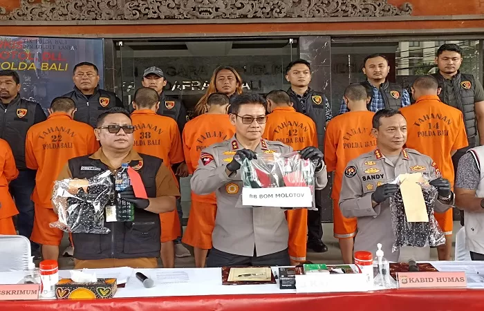 TUNJUKKAN BUKTI: Kapolda Bali, Irjen Daniel Adityajaya menunjukkan barang bukti perusakan dalam aksi demo berujung ricuh di Bali pada akhir Agustus lalu.