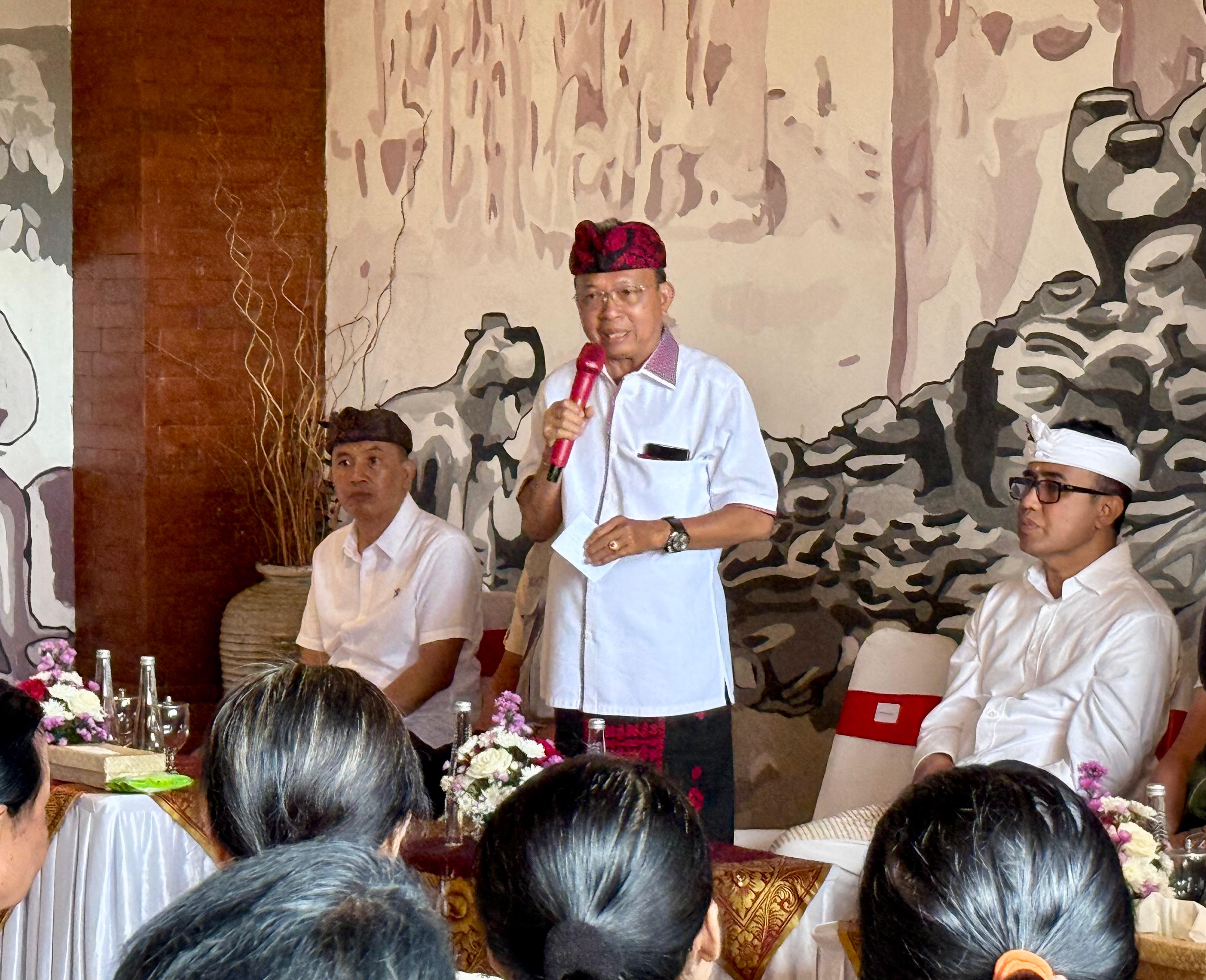 SERAHKAN BANTUAN: Gubernur Bali, Wayan Koster saat menyerahkan bantuan kepada para pedagang di Pasar Badung dan Pasar Kumbasari.