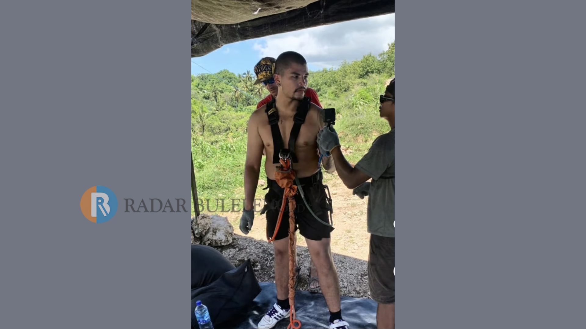 BUNGEE JUMPING: Seorang wisatawan asal Kolombia saat hendak melakukan atraksi bungee jumping di Nusa Penida. Ia mengaku mengalami cidera setelah melakukan atraksi tersebut.